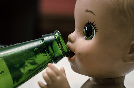 喝啤酒的塑料娃娃脸图片