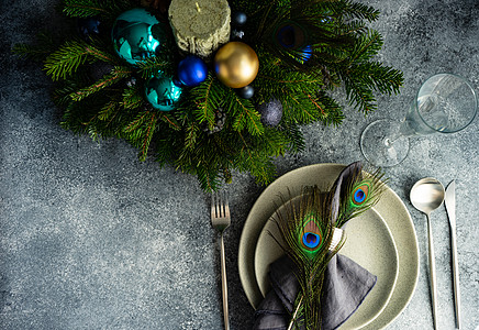 圣诞节晚宴的节日餐桌设置 孔雀 桌子图片