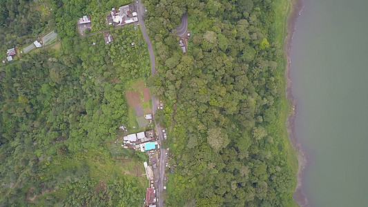 巴厘岛绿地貌 无人驾驶飞机对巴厘岛北部道路和树木的最高视线 美丽的 天空图片