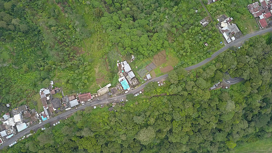 巴厘岛绿地貌 无人驾驶飞机对巴厘岛北部道路和树木的最高视线 不厌 花园图片
