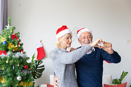 高龄退休夫妇快乐的跳舞 并心怀欢乐图片