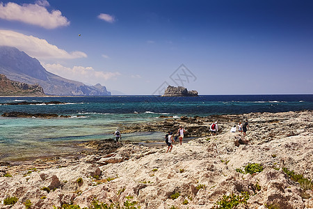 希腊克里特岛 - 2019 年 6 月 4 日 Gramvousa 海盗岛海滩的美丽海景 该岛以山顶的海盗城堡而闻名图片