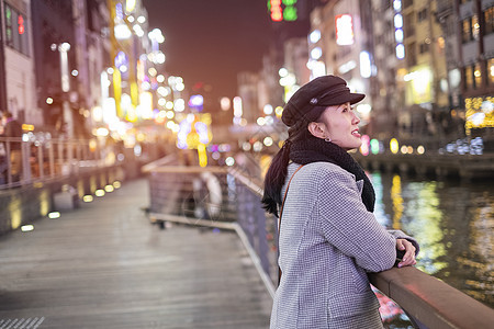 美丽的微笑着笑容的女游客在街上行走 城市 日本人图片