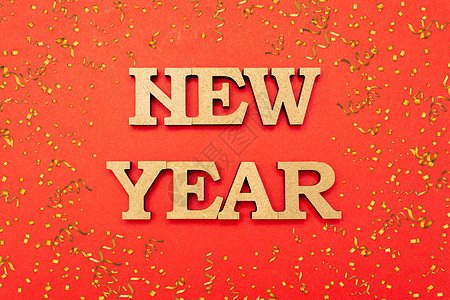 新年欢庆节快乐 新年的木林人用糖果在红色背景上写了首字母 假日装饰或明信片概念以顶部视图和复制空间背景图片