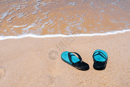 与空间 暑假和夏季假期一起在海边沙滩上滑翔着 拖鞋 人字拖图片