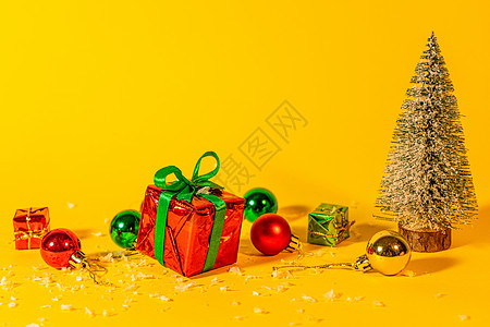新年装饰品中 黄底带圣诞礼物的礼品盒 以黄色为背景 丝带 工艺图片
