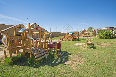 儿童游乐场地区大型木板攀爬架 天空 操场 栏杆图片