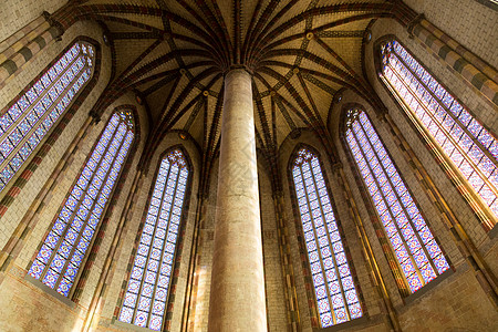 Augustian修道院的支柱和多彩窗口 大教堂 宗教图片