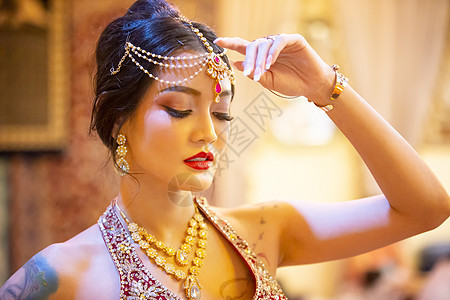 美丽的印度女孩的画像 身穿纱丽和昆丹珠宝的年轻印度女模特 印度传统服装 东方或阿拉伯文化 手 优雅图片