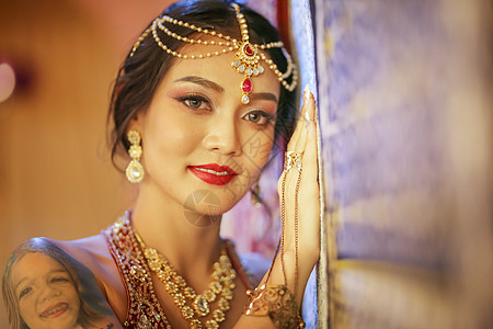 美丽的印度女孩的画像 身穿纱丽和昆丹珠宝的年轻印度女模特 印度传统服装 东方或阿拉伯文化 漂亮的 快乐的图片