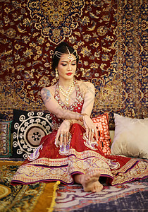 美丽的印度女孩的画像 身穿纱丽和昆丹珠宝的年轻印度女模特 印度传统服装 东方或阿拉伯文化 裙子 面纱图片