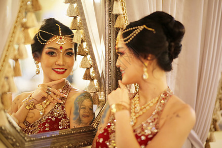 美丽的印度女孩的画像 身穿纱丽和昆丹珠宝的年轻印度女模特 印度传统服装 东方或阿拉伯文化 手 舞蹈图片