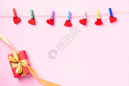 红色红心形情人礼服 挂在木剪上 以换取爱和红礼盒 浪漫 礼物图片