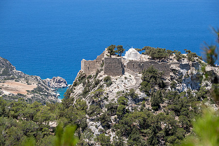 希腊罗得岛附近的风景和海岸线风景优美 背景是爱琴海 山上有古老的废墟和教堂 景点 海滩图片