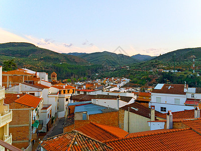 夏季有白色房屋 山谷和山丘的西班牙村风景图片