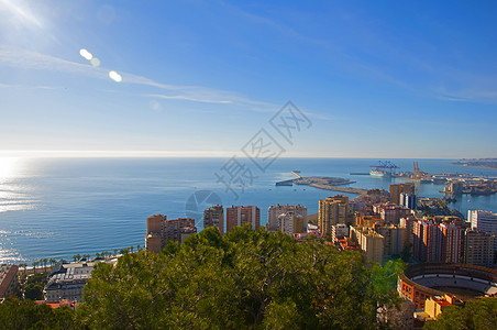 蓝色海湾上美丽的风景 有房屋和树木 海中海洋图片