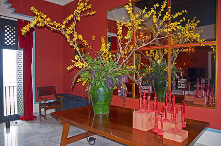 大绿花瓶 桌上有黄色花朵和红蜡烛 墙上有镜子 红内图片