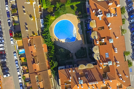 在西班牙 国家度假胜地和娱乐场所的住宿 从上面看房子 桥 夏天背景图片