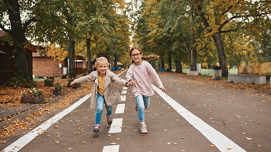 两个女孩跑在公园里图片