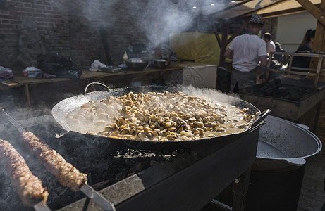 2019年6月5日 人正在食物节上用大型金属烤箱罐壳烹饪新鲜的贝类 蒸熟 健康图片