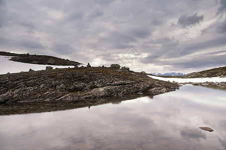 湖上 冬天 假期 夏天 多岩石的 云 旅行 岩石图片