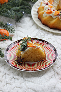 一块圣诞蛋糕 装饰着橘子切片图片