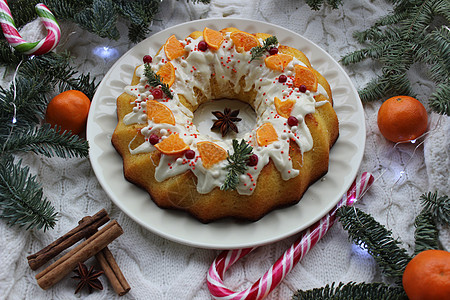 新年的纸杯蛋糕 装饰用一片橘子和一棵小树枝图片