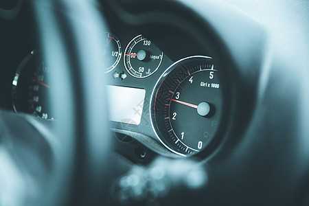 带有时速计和燃料指标的体育车车仪表板和方向盘 速度指示器 自主地图片