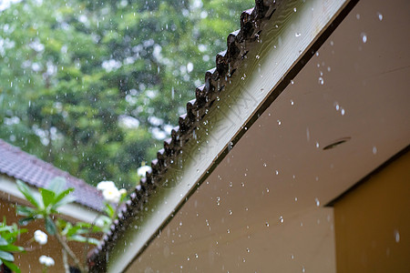 热带暴雨期间 从房屋屋顶下流的雨滴在热带大雨中 季节 气候图片