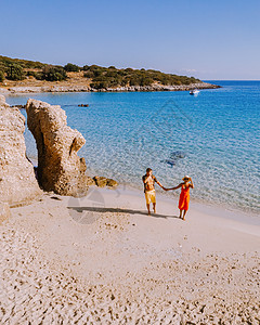 在希腊群岛克里特度假的男女年中成年男子和未成年女子 浪漫 海滩图片