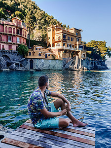 意大利利古里亚港 美丽的海湾 在意大利利古里亚的菲诺港拥有色彩缤纷的房屋 热那亚 村庄图片