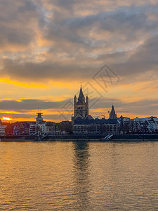 日落时与大教堂同在德国科隆河边的恒河 历史性图片