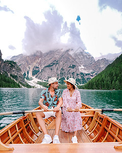 两人在意大利阿尔卑斯山上美丽的湖度假 意大利多洛米特人意大利兰地 旅游图片