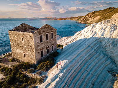 海边房子在西西里意大利的白沙滩 白色悬崖上的废弃石屋旧废墟 旅行 游客背景