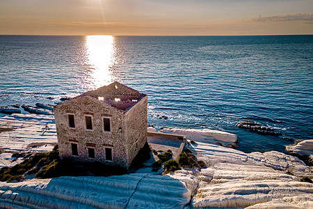 海边房子在西西里意大利的白沙滩 白色悬崖上的废弃石屋旧废墟 塔 石头背景