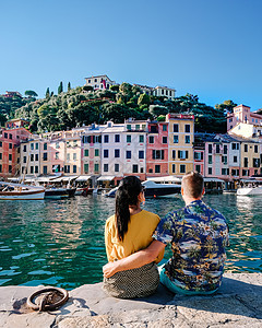 中年夫妇在意大利里维拉度假 全景 水 爬坡道 意大利语图片