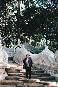 老年老年妇女旅行到亚洲寺庙旅游 老年人休闲生活习惯 年长 长老 建筑学背景图片