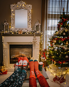 圣诞节期间 壁炉旁的圣诞树和壁炉 圣诞袜和热巧克力杯 十二月 蜡烛图片