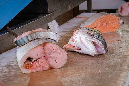 早上在锡拉丘兹市场上的鱼 来自意大利西西里岛锡拉丘兹的旅行摄影 大教堂广场和市场 人们在 2020 年大流行期间面临保护图片