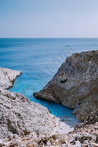 希腊克里特岛海滩 在希腊克里特岛的蓝色海洋旁有巨大的悬崖 希腊克里特岛的海滩 风景 太阳图片