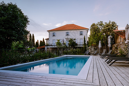 法国在法国阿尔德切带木甲板和游泳池的法国度假屋 西班牙 水图片