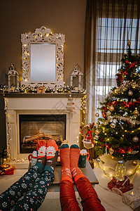 圣诞节期间 壁炉旁的圣诞树和壁炉 圣诞袜和热巧克力杯 季节 房子图片