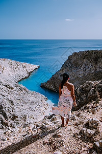 希腊克里特岛海滩 在希腊克里特岛的蓝色海洋旁有巨大的悬崖 希腊克里特岛的海滩 旅游 欧洲图片