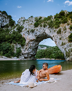 法国 Ardeche 法国河边海滩上的情侣 法国 Ardeche 峡谷'arc 的 Narural 拱门景观 乐趣 河岸图片