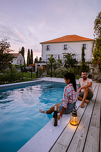 位于法国阿尔代什省的带木甲板和游泳池的法式度假屋 在法国南部度假屋的豪华假期中 一对夫妇在带木甲板的游泳池旁放松身心 夏天 夫妻图片