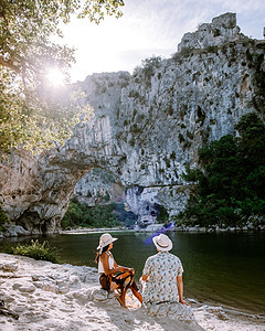 法国 Ardeche 法国河边海滩上的情侣 法国 Ardeche 峡谷'arc 的 Narural 拱门景观 河岸 多尔多涅省图片