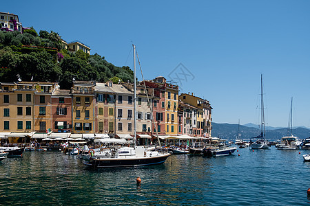 2020年6月 意大利Ligurian海岸的多彩村庄里古里安湾 游艇 地中海图片