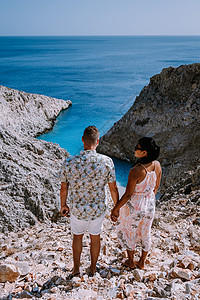 希腊克里特岛海滩 在希腊克里特岛的蓝色海洋旁有巨大的悬崖 希腊克里特岛的海滩 阿克罗蒂里 绿松石图片