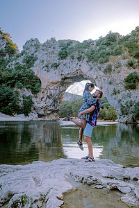 法国 Ardeche 法国河边海滩上的情侣 法国 Ardeche 峡谷'arc 的 Narural 拱门景观 旅行 夫妻背景图片