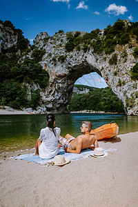 法国 Ardeche 法国河边海滩上的情侣 法国 Ardeche 峡谷'arc 的 Narural 拱门景观 野营 河岸图片